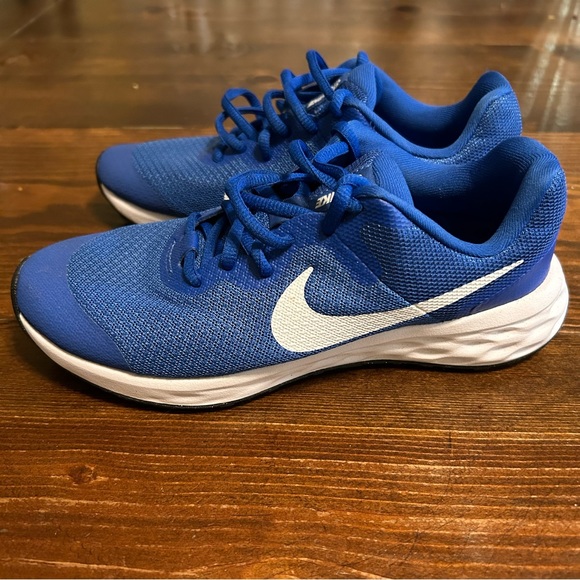NIKE Boys 4Y Revolution 6 Running Shoes in Blue & White LIKE NEW - Picture 1 of 7